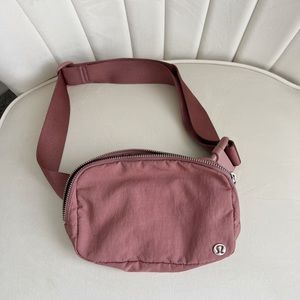 Lulu lemon everywhere belt bag in red/burgundy